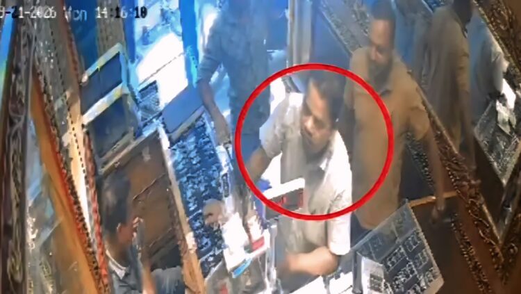 ২২ ভরি স্বর্ণ নিয়ে পলাতক ব্যবসায়ী পুলিশের হাতে আটক | দৈনিক সময়ের নুর ডট কম
